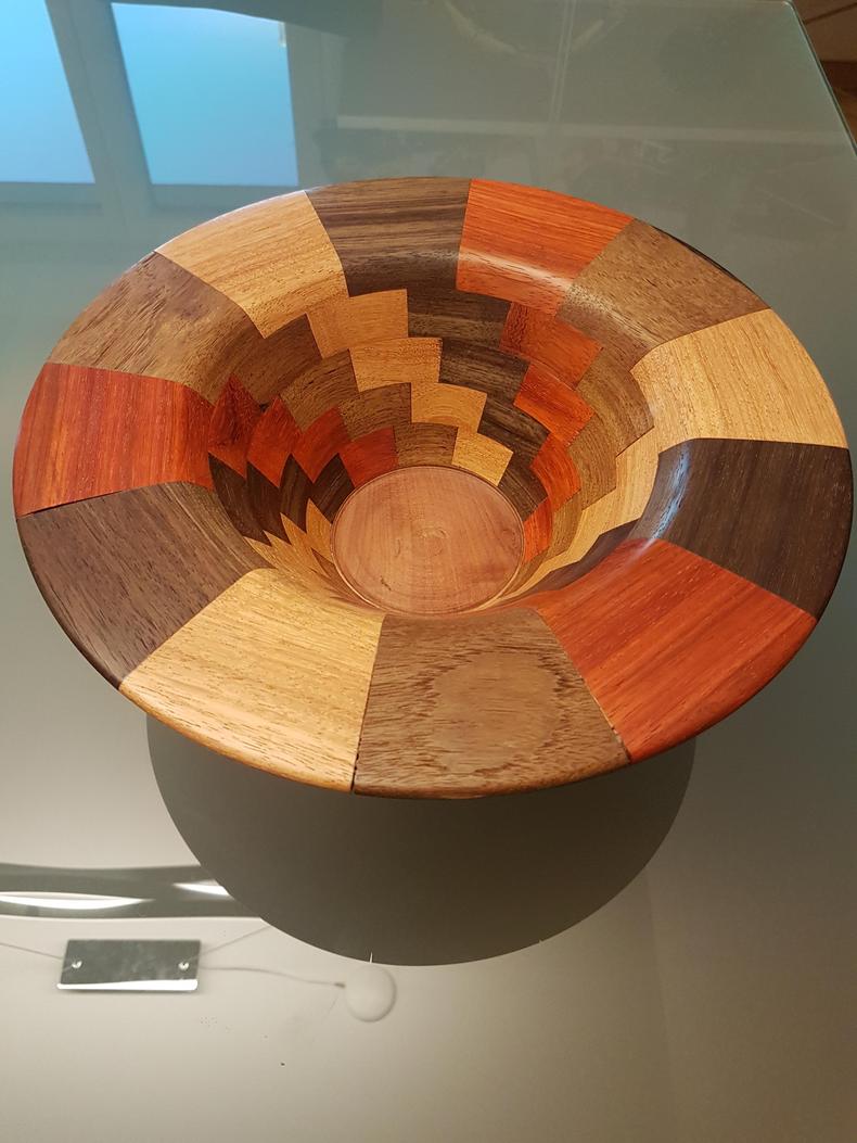 Gedrechselte Schale aus Exotischen Hölzern