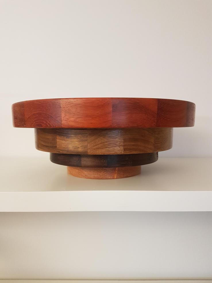 Dunkle Schale aus Holz 