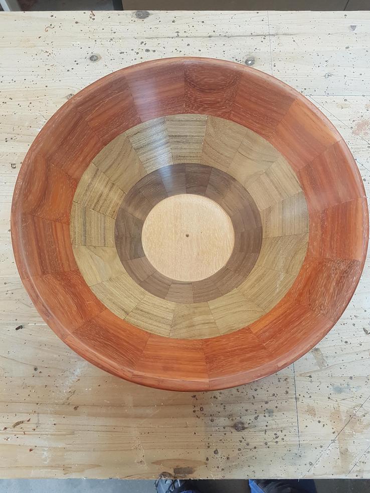 Dunkle Schale aus Holz 