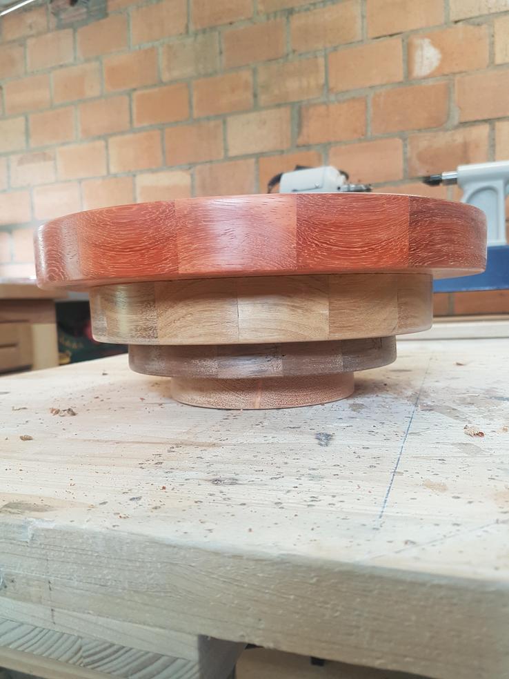 Dunkle Schale aus Holz