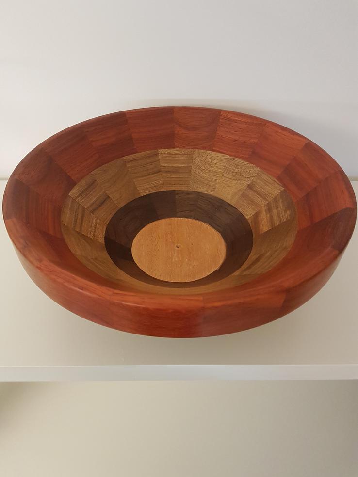 Dunkle Schale aus Holz